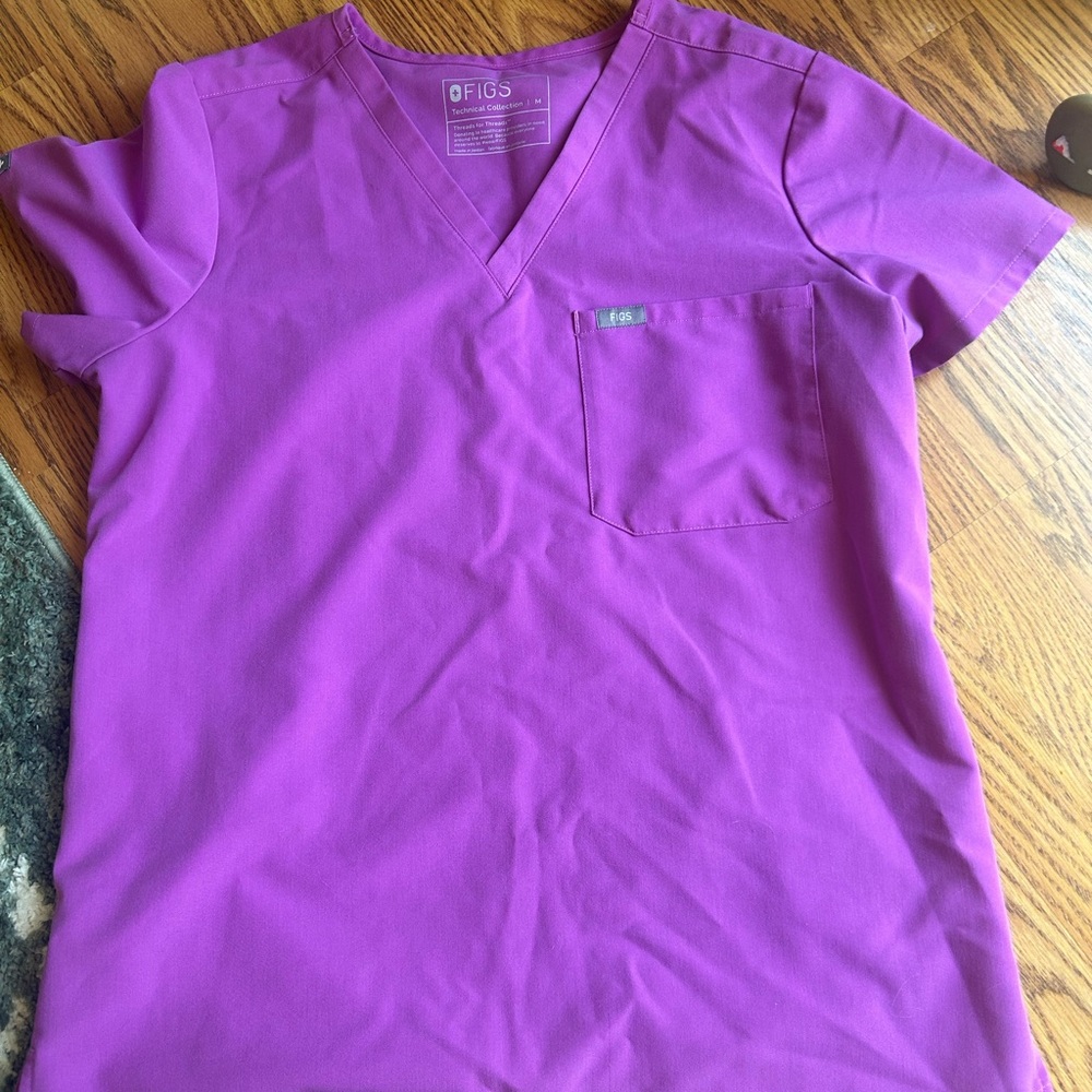 FIGS catarina V-Neck Scrub Top in Bright Fuchsia